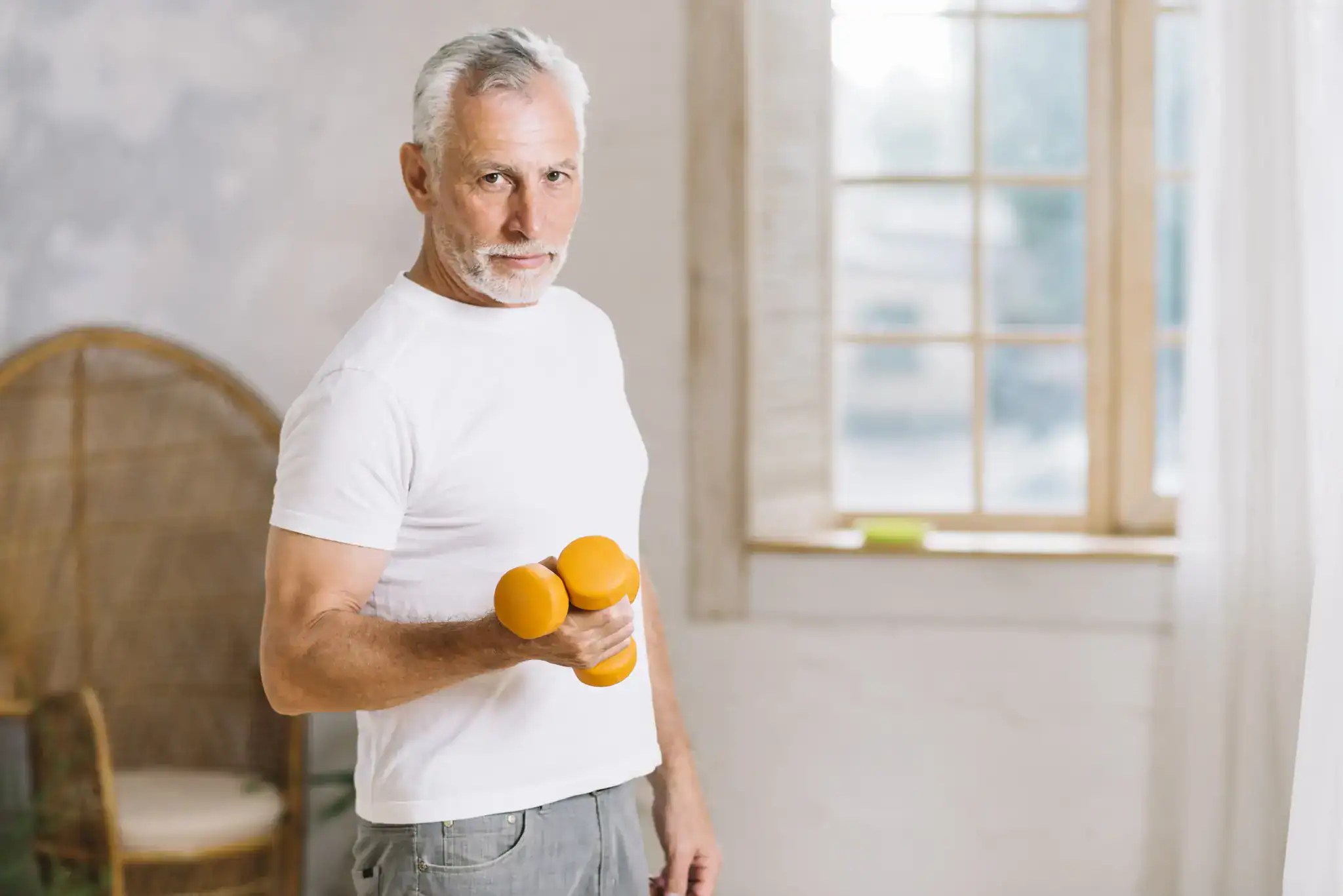man van middelbare leeftijd met gewichten in zijn hand